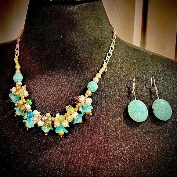 Necklace and earrings set beaded with turquoise colored matching French hooks - Picture 1 of 10